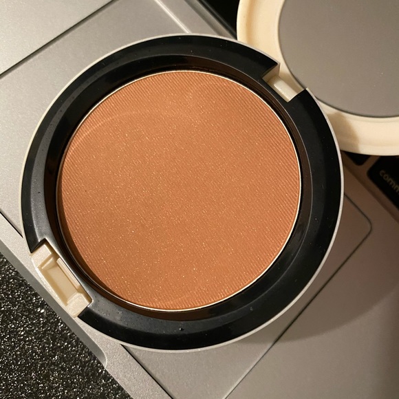 limited edition M.A.C bronzer - Picture 2 of 3